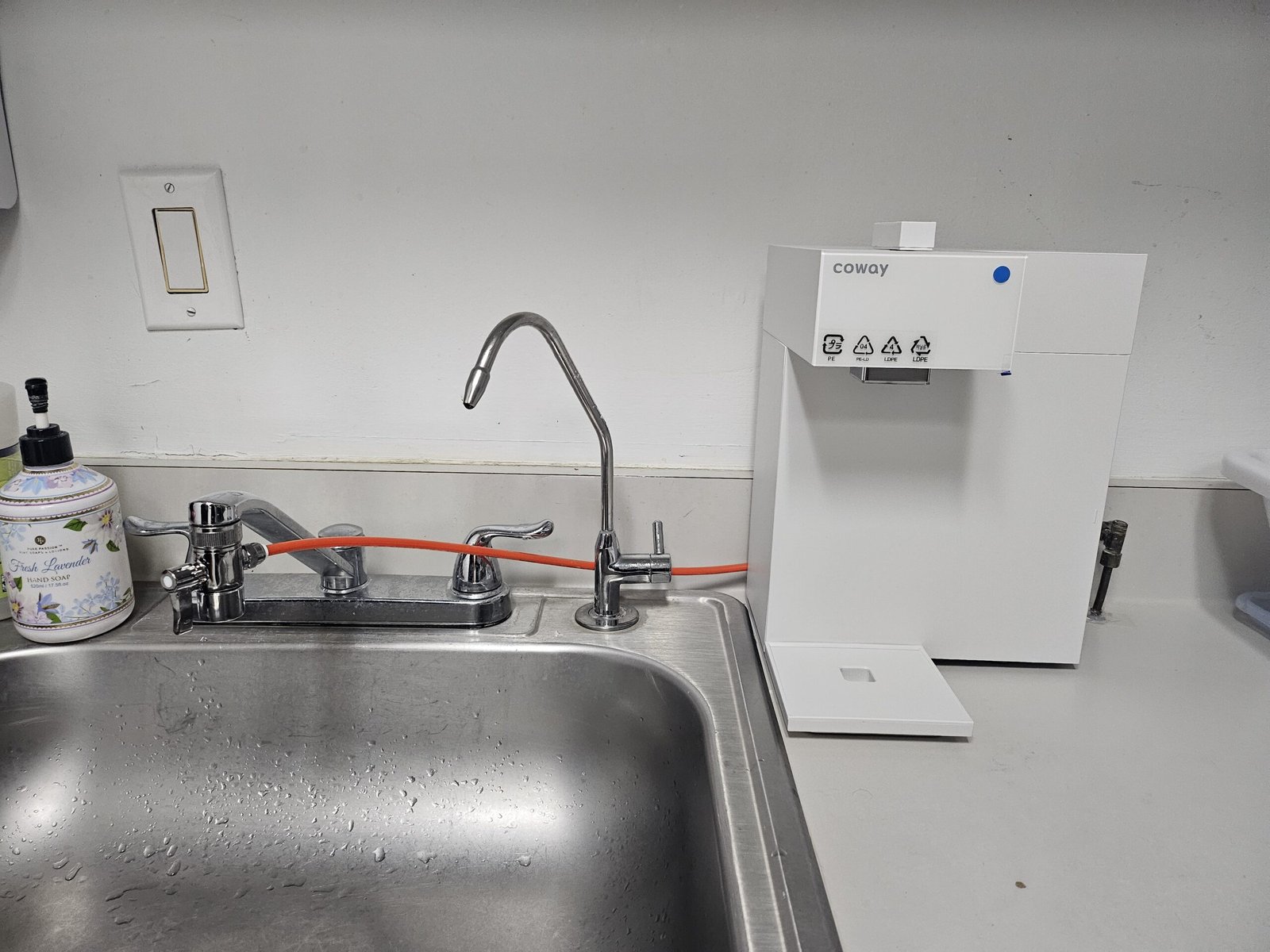 미국 코웨이 신제품 스위치 정수기 설치 모습 - 정수기계의 트랜스포머. 내주방에 맞게 모양을 바꾸고 공간을 설계하는 직수정수기 설치 문의는 213.999.3740